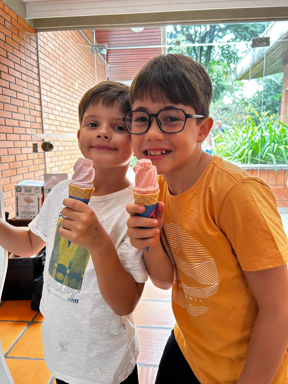 Debutante ao lado do carrinho de sorvete